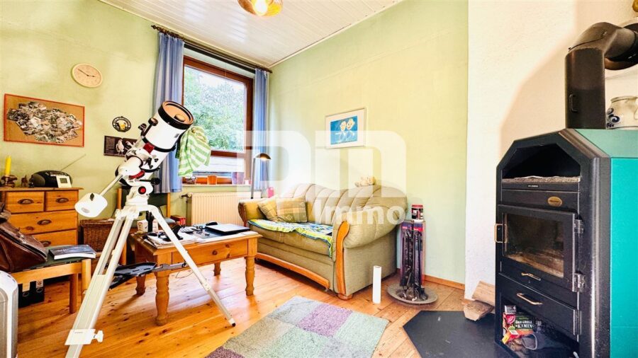 Modernisiertes Einfamilienhaus auf riesigem Grundstück mit Carport und Nebengebäude - EG Gästezimmer / Büro mit Kamin wasserführend